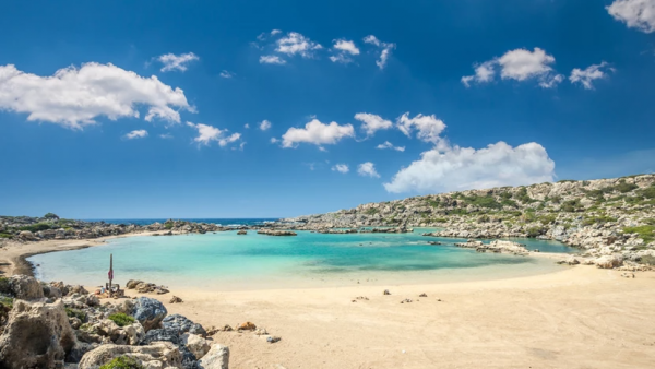 Μοναδική ομορφιά: η ελληνική παραλία που μοιάζει με λίμνη (Pics)