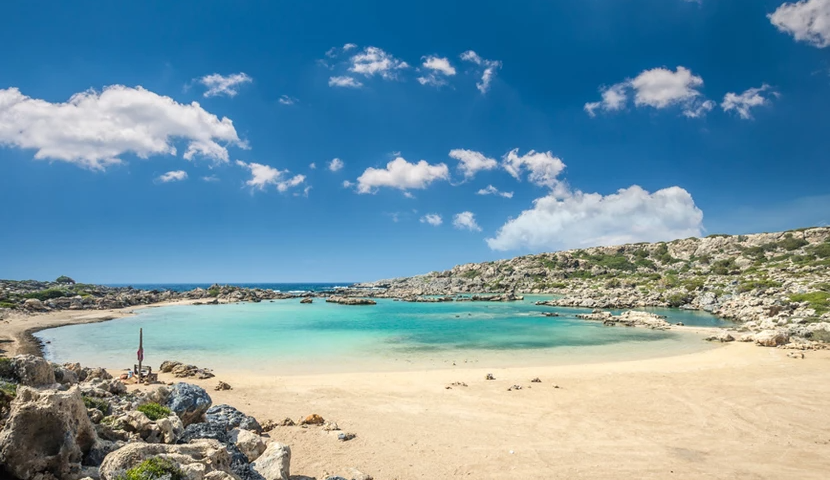 Μοναδική ομορφιά: η ελληνική παραλία που μοιάζει με λίμνη (Pics)