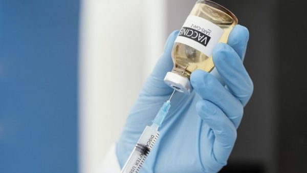 «10 χρόνια διαρκούν οι δοκιμές»: Ο μεγαλύτερος μύθος για τα εμβόλια του κορωνοϊού που πολλοί πιστεύουν ακόμα
