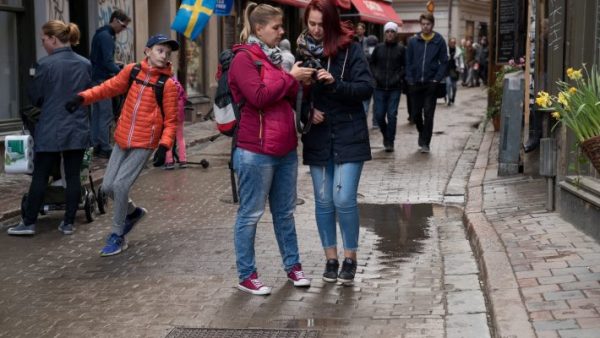 Όχι στο lockdown: Το ανατρεπτικό στοίχημα της Σουηδίας για να εξαφανίσει τη μετάλλαξη Όμικρον