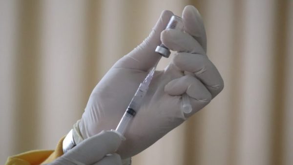 Έφτασε το νέο εμβόλιο κατά του covid-19: Ποιοι θα λάβουν SMS στο κινητό τους για να σπεύσουν να εμβολιαστούν (Vid)