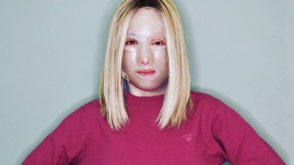 «Υπέροχη και όμορφη χωρίς τη μάσκα»: Η πρώτη φωτογραφία της Ιωάννας Παλιοσπύρου χωρίς τη μάσκα (Vid)