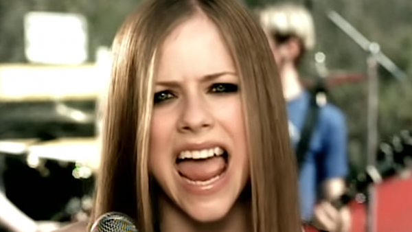 «H Avril Lavigne πέθανε. Αυτή που βλέπετε είναι η σωσίας της»: Η αλήθεια για τη νέα εικόνα της τραγουδίστριας που λατρέψαμε στα ’00s