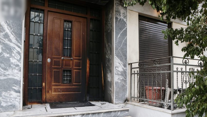 Επίθεση με γκαζάκια στο σπίτι του Δημήτρη Καμπουράκη | Βίντεο-ντοκουμέντο