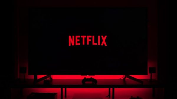 Τόσα χρόνια μας είχε μάθει αλλιώς: Το Netflix σπάει τον κάποτε απαράβατο κανόνα