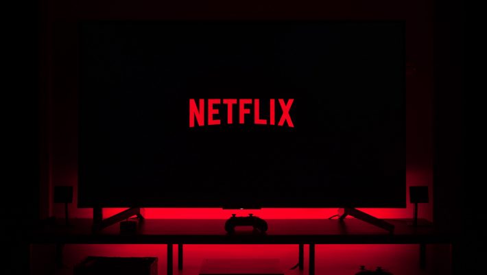 Τόσα χρόνια μας είχε μάθει αλλιώς: Το Netflix σπάει τον κάποτε απαράβατο κανόνα