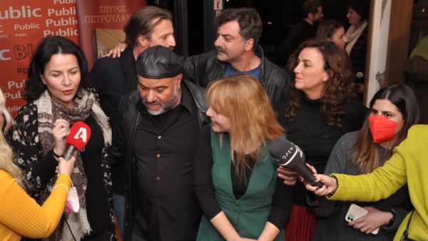 Σασμός | Παραιτήθηκε ο σκηνοθέτης Κώστας Κωστόπουλος μετά την καταγγελία για βιασμό – Τι απαντά