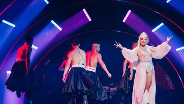 Eurovision 2022 | O πραγματικός λόγος που «κόπηκε» η Αλβανίδα τραγουδίστρια – Η εικόνα της ντροπής (Pic)