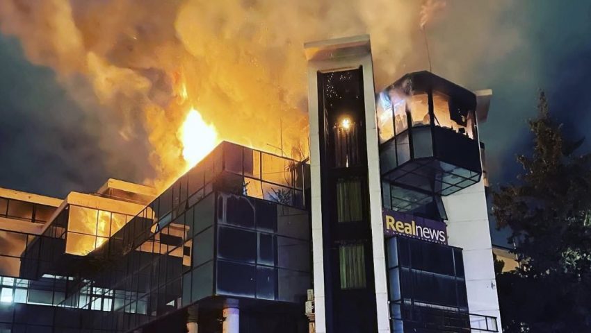 «Μας καίνε! Προσπαθούν να μας κλείσουν!»: Το πρώτο βίντεο από τη στιγμή της έκρηξης στον Real FM - Εμπρησμό καταγγέλλει ο Νίκος Χατζηνικολάου (Vid)