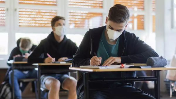 Ξεχάστε τεστ, μάσκες και αποστάσεις: Έτσι θ’ ανοίξουν τα σχολεία τον Σεπτέμβρη (Vid)