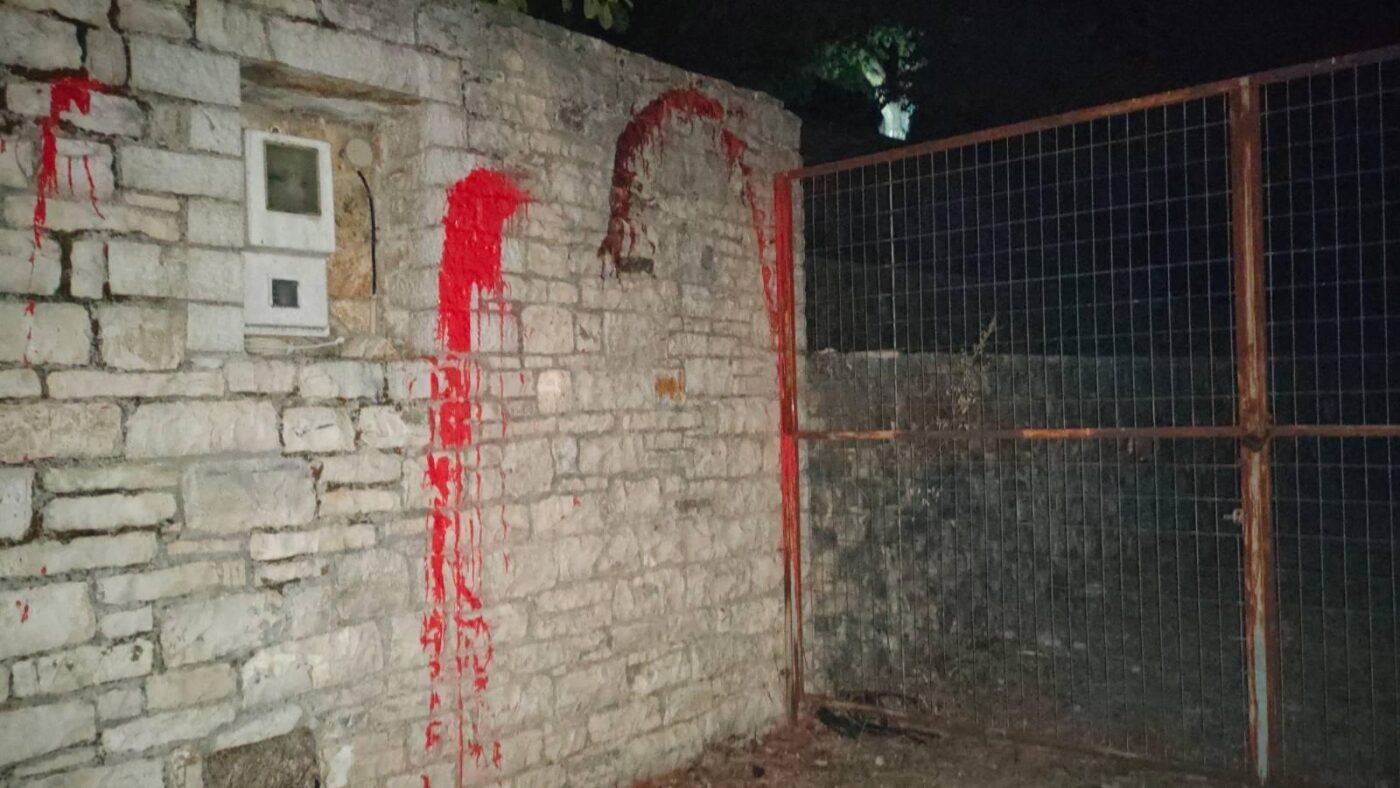Επίθεση αντιεξουσιαστών στον Πέτρο Φιλιππίδη | Οι πρώτες εικόνες έξω από το σπίτι του (Pics)