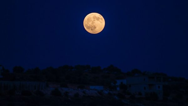 Έρχεται το «Φεγγάρι του Κάστορα» στις 28 Νοέμβρη: Tα 2 ζώδια που επηρεάζονται δραματικά από την προτελευταία πανσέληνο του 2023