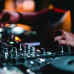 Άγριος ξυλοδαρμός στη Γλυφάδα | Πασίγνωστος DJ έσπασε στο ξύλο την πρώην του μαζί με το νέο της σύντροφο (Vid)