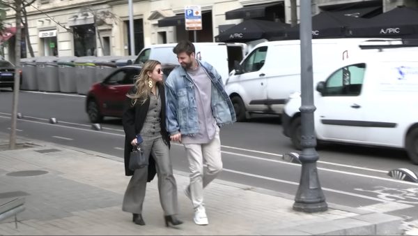 Bίντεο-έπος: Ο Piqué βγήκε βόλτα χέρι-χέρι με την Clara Chia κι εκείνη… τράκαρε σε διαφημιστική πινακίδα (Vid)