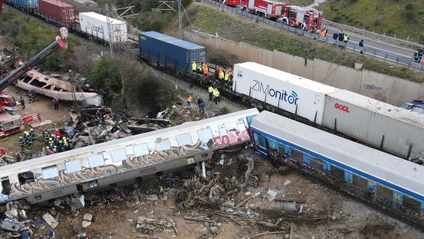 Τραγωδία στα Τέμπη: Ήταν η «κακιά ώρα» είπε ο σταθμάρχης στην απολογία του – Την Πέμπτη στον εισαγγελέα