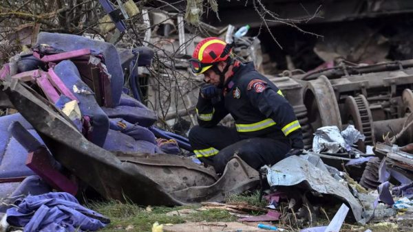 Νέες εικόνες-σοκ από την τραγωδία των Τεμπών – «Ξεχασμένα» ανθρώπινα μέλη μέσα σε βαγόνι του τρένου