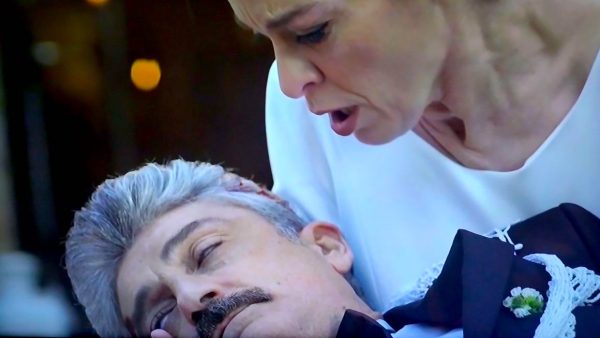 Ο Αντώνης γαμπρός με μια σφαίρα στο κεφάλι, στην αγκαλιά της Μαρίνας: Το μεγάλο φάουλ στη σκηνή του «Σασμού» που συγκλόνισε (Pics & Tweets)