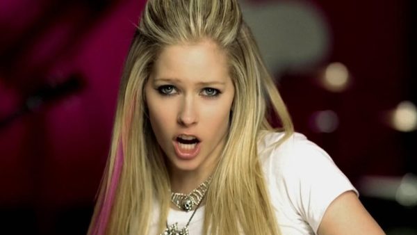 «Δεν είσαι αυτή, είσαι η σωσίας της»: Oι νέες φωτογραφίες της Avril Lavigne που φούντωσαν τις φήμες ότι έχει πεθάνει (Pics)