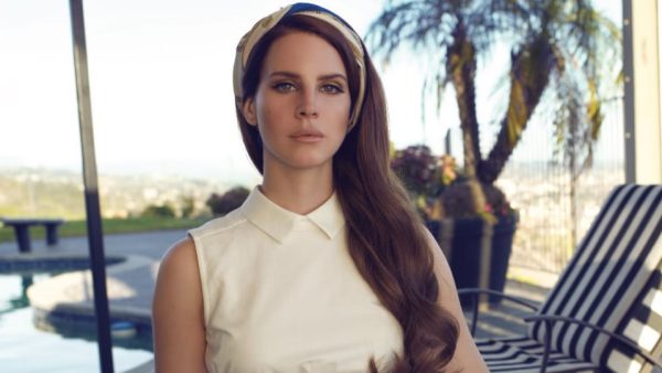 Χωρίς ρετούς, απόλυτα plus size: Η Lana Del Rey φωτογραφίζεται με θαυμάστριά της και κλείνει στόματα με τη νέα της εικόνα (Pic)