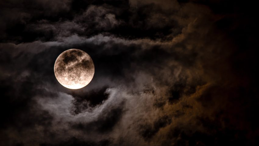 Σήμερα η υπερπανσέληνος: Τα 4 ζώδια που επηρεάζει δραματικά το «Φεγγάρι του Ελαφιού»