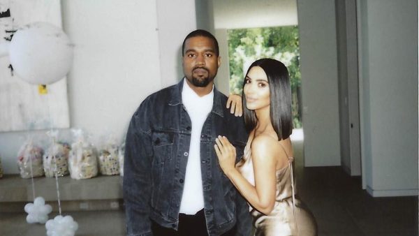 Κάνουν το γύρο του διαδικτύου και σοκάρουν: O Kanye West δέχεται δημόσια «υπηρεσίες» από τη σύντροφό του – Σε απόγνωση η Kim Kardashian για τα παιδιά τους (Pics)