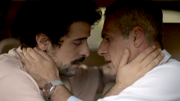 «Ο πρώτος από εμάς»: To gay φιλί του Μάριου Αθανασίου με συμπρωταγωνιστή του που έγινε viral στη νέα σειρά του ΑΝΤ1 (Vid)